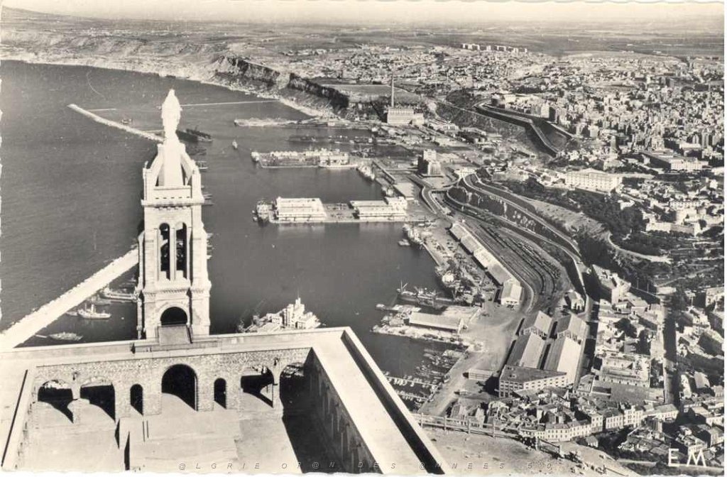 ORAN NOTRE DAME DE SANTA CRUZ VEILLE SUR LA VILLE.JPG